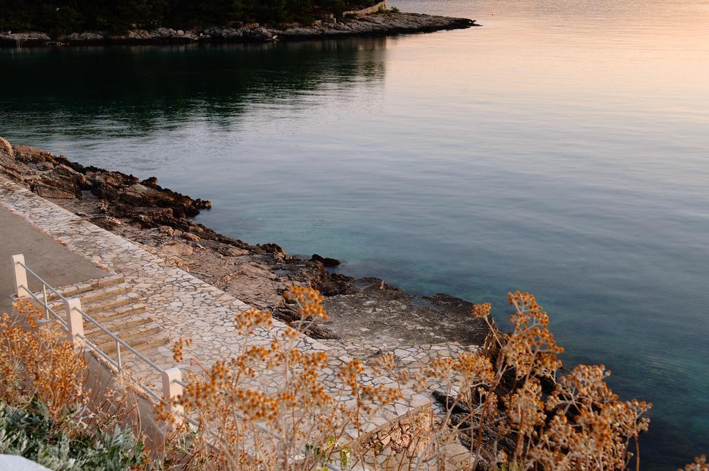 Fontana Bayside Park * Jelsa (Hvar)